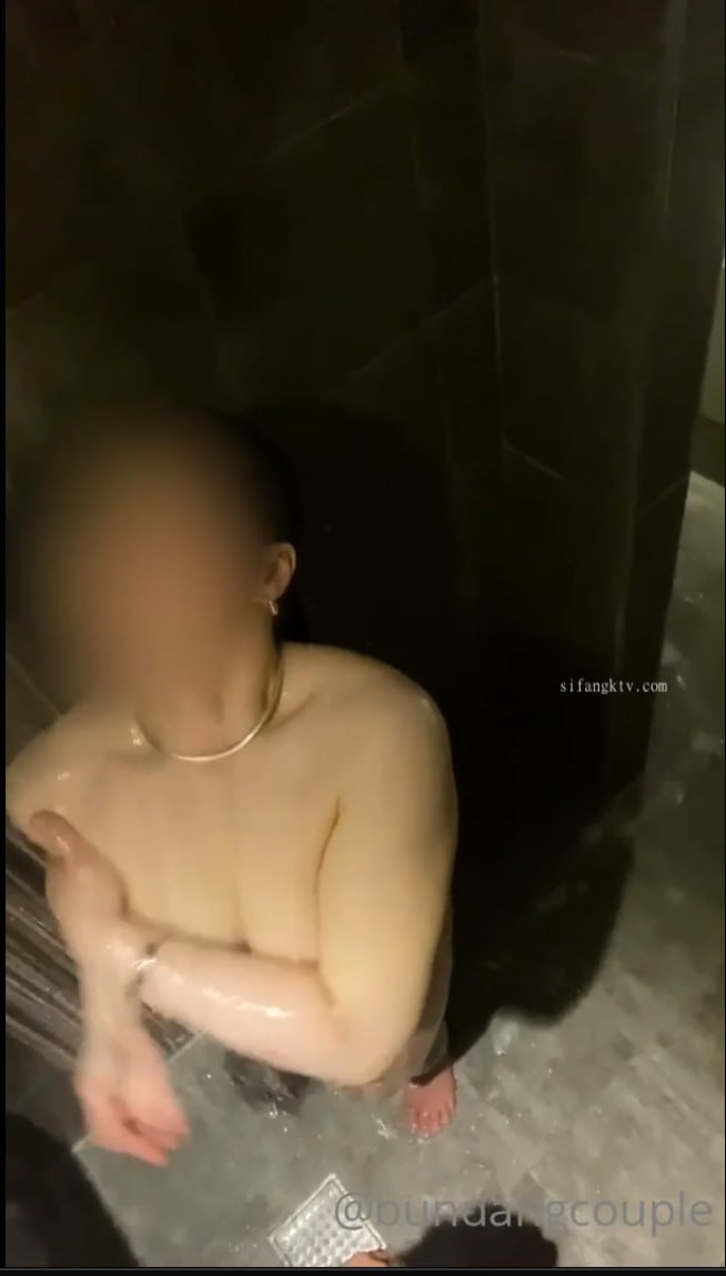 模特身材时尚性感美女主播晚上和粉丝在户外工地啪啪外面实在太冷了鸡巴硬不起只好车震 A
